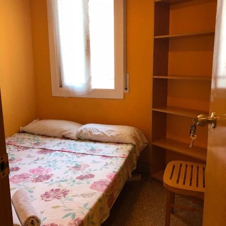 Motorsport Barcelona Hostel Bagian luar foto