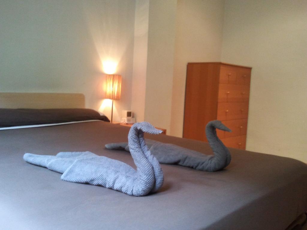 Motorsport Barcelona Hostel Bagian luar foto