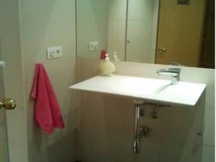 Motorsport Barcelona Hostel Bagian luar foto