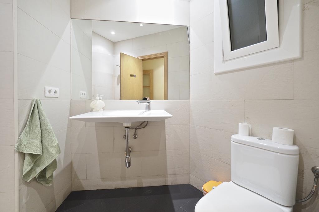 Motorsport Barcelona Hostel Bagian luar foto