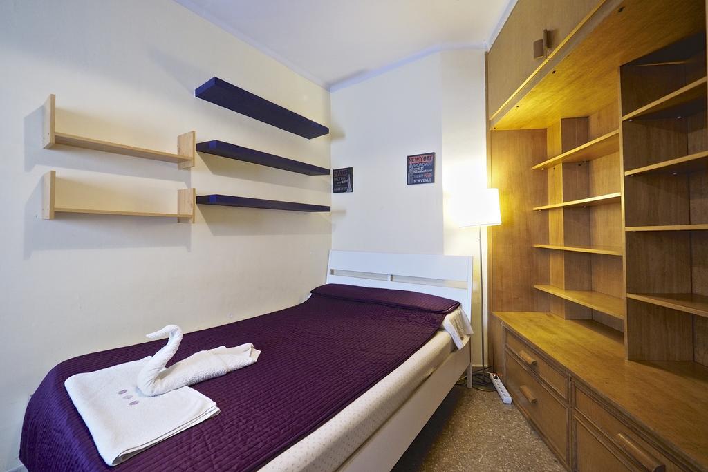 Motorsport Barcelona Hostel Bagian luar foto