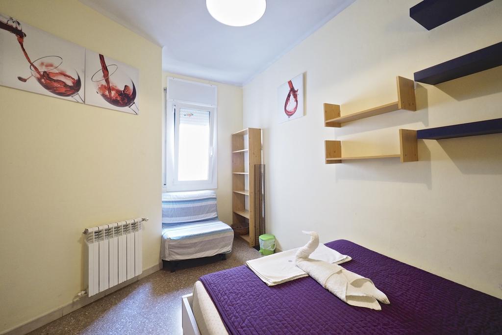 Motorsport Barcelona Hostel Bagian luar foto
