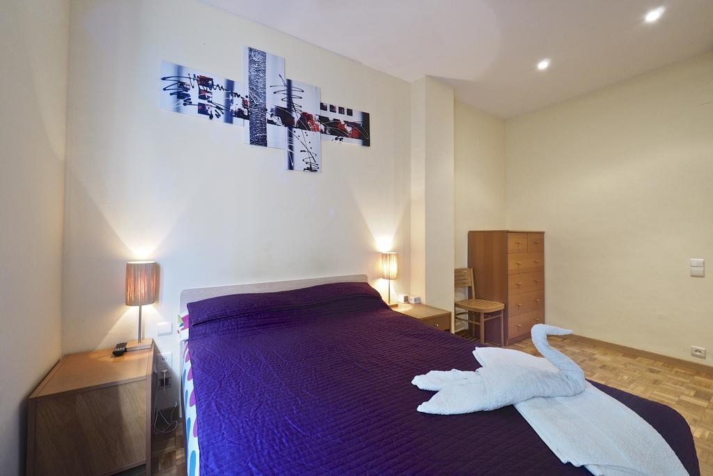 Motorsport Barcelona Hostel Bagian luar foto