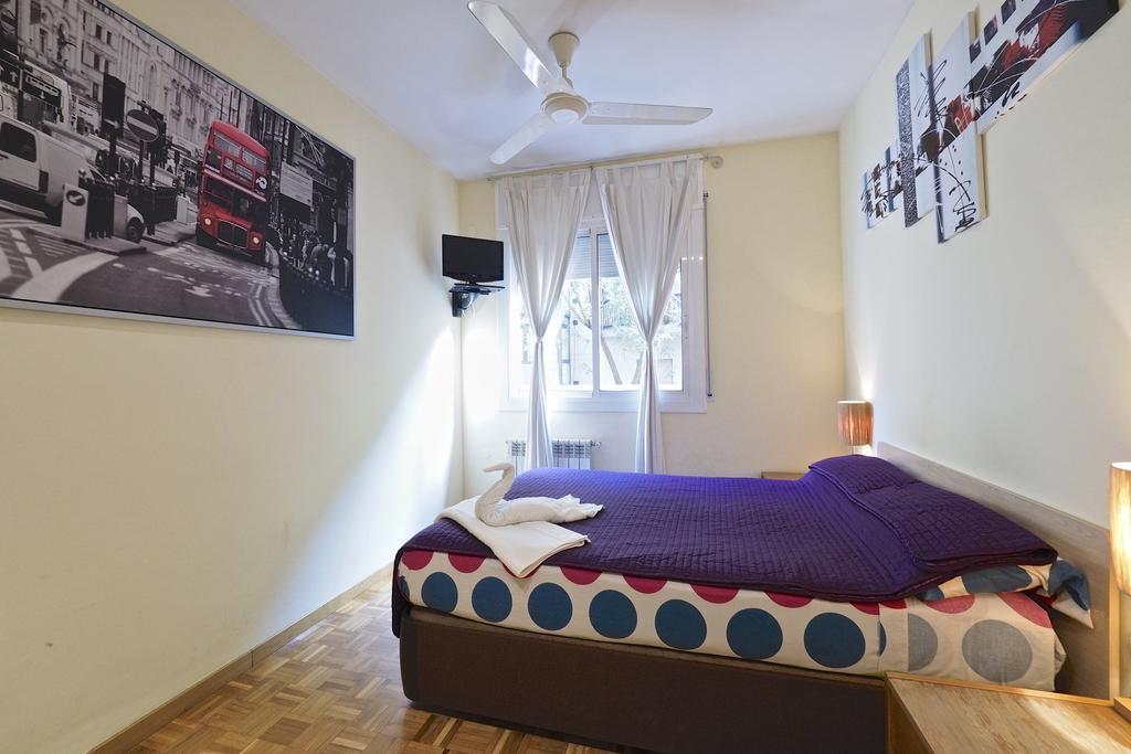 Motorsport Barcelona Hostel Bagian luar foto