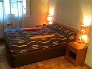 Motorsport Barcelona Hostel Bagian luar foto