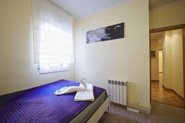 Motorsport Barcelona Hostel Bagian luar foto