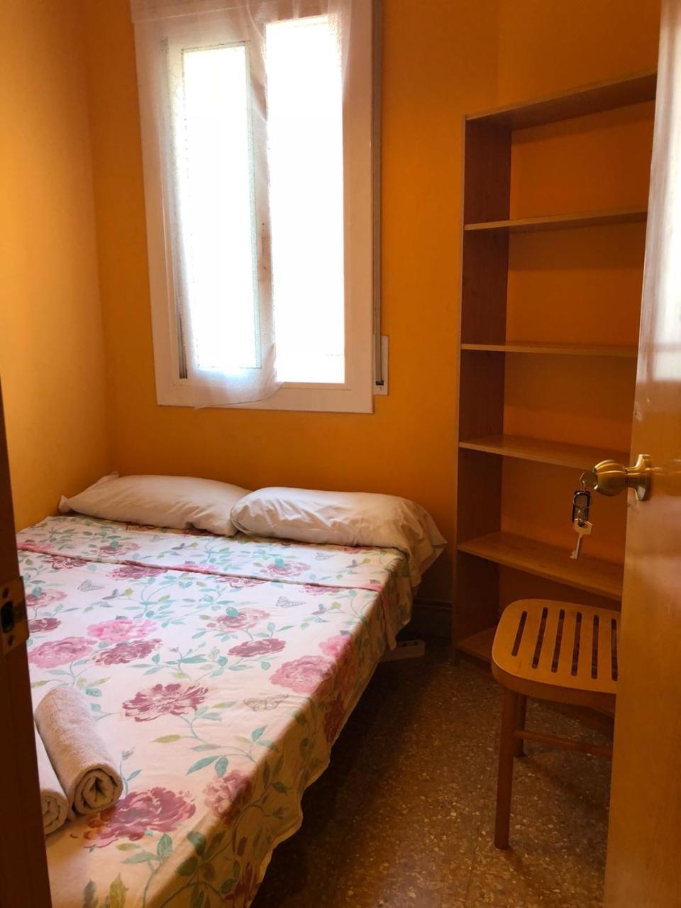Motorsport Barcelona Hostel Bagian luar foto