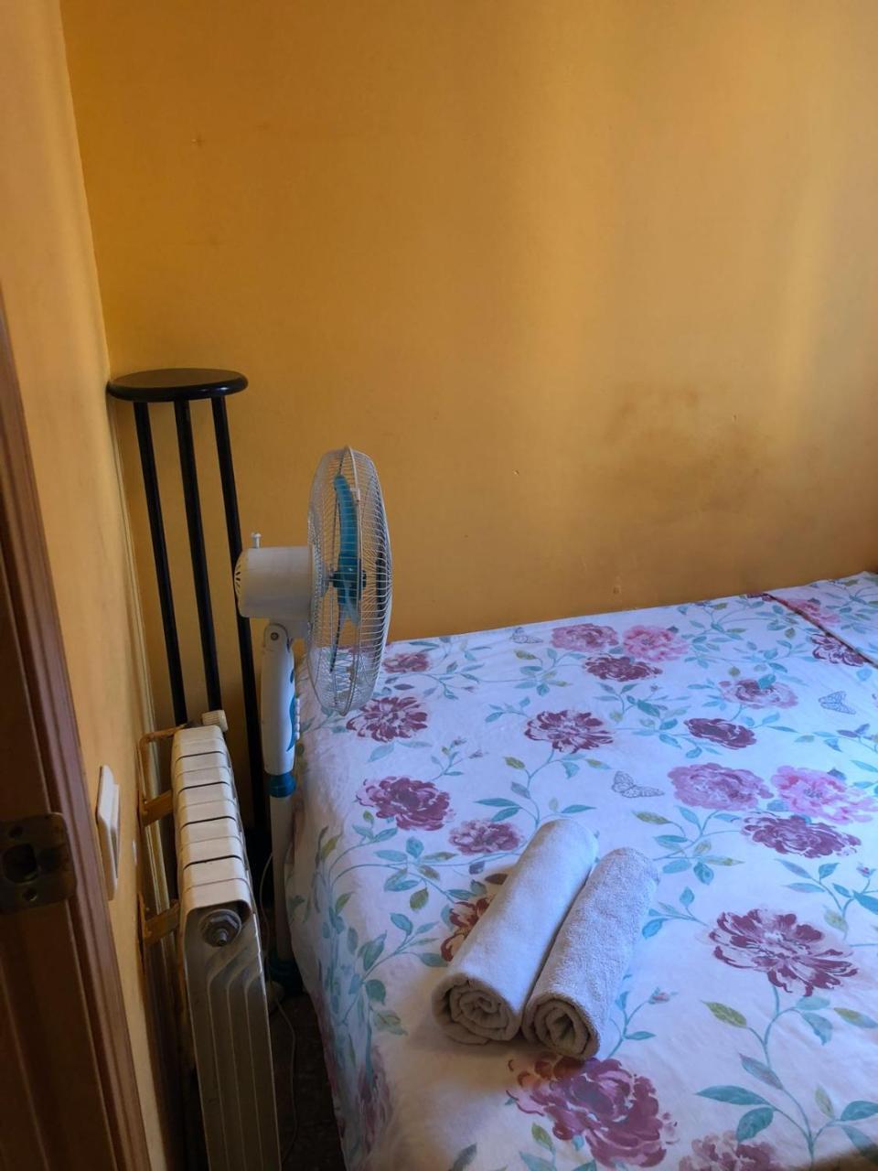 Motorsport Barcelona Hostel Bagian luar foto