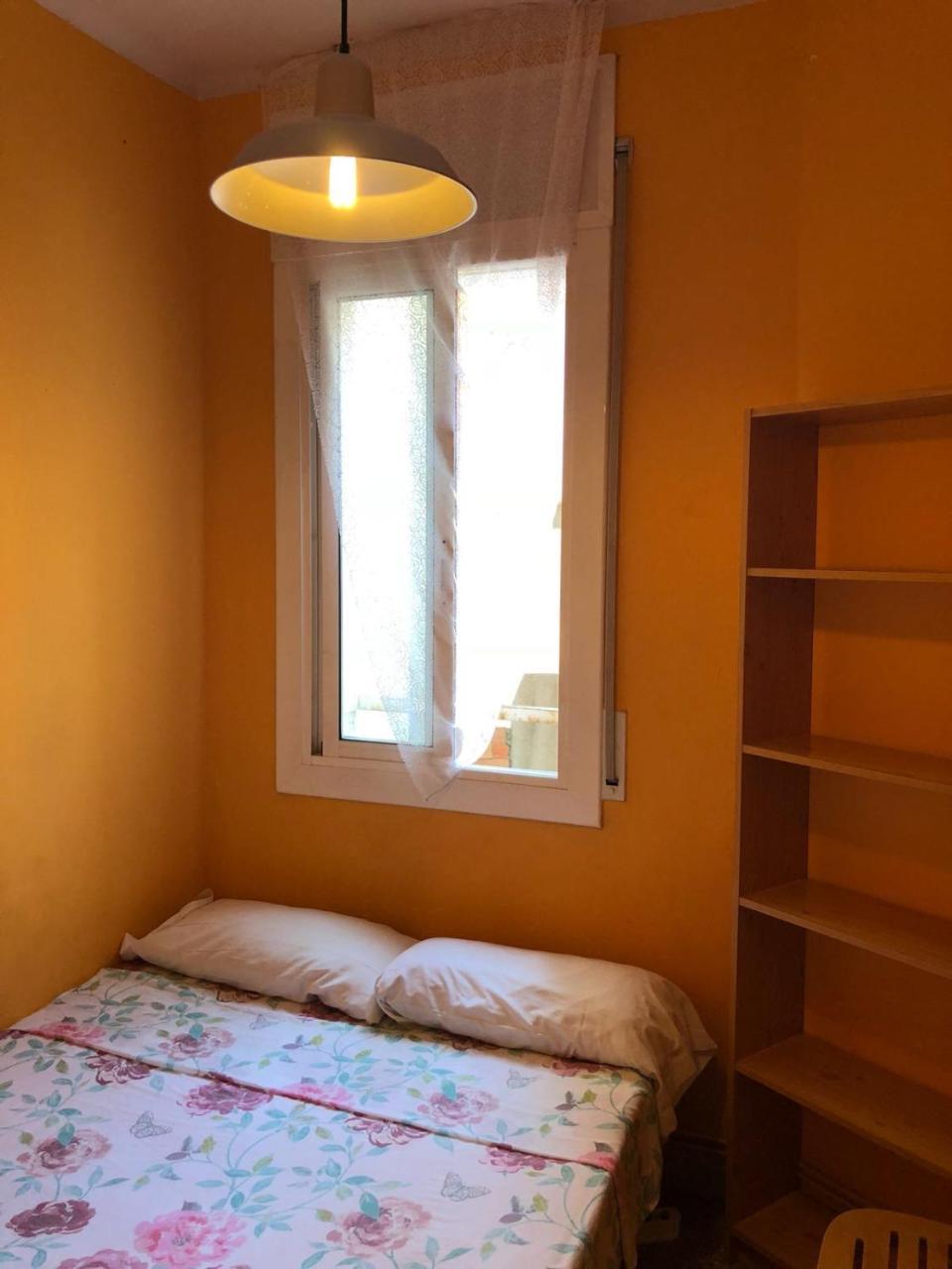 Motorsport Barcelona Hostel Bagian luar foto