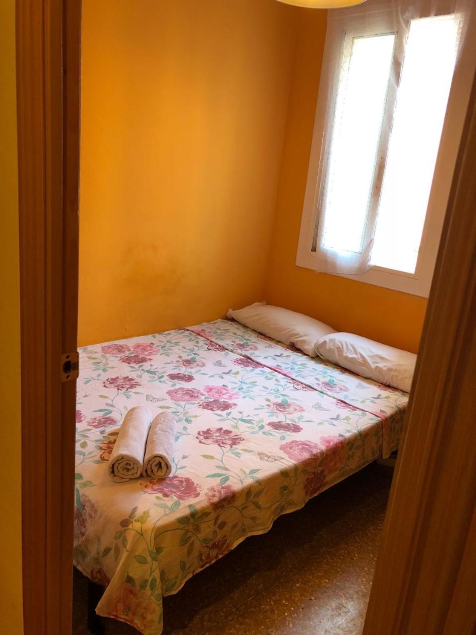 Motorsport Barcelona Hostel Bagian luar foto